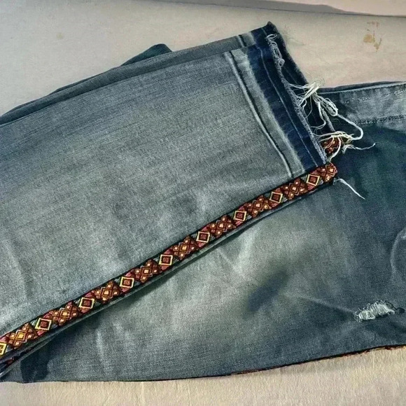 7Seven Crop Jeans with Frayed Hem ad Side Seam Embroidery Size 18W - Picture 7 of 12